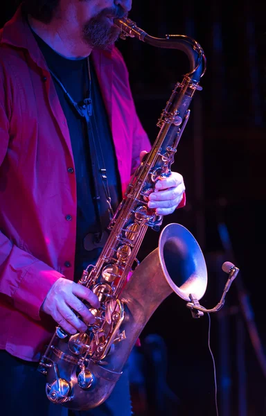 Saxofonist im Konzert — Stockfoto