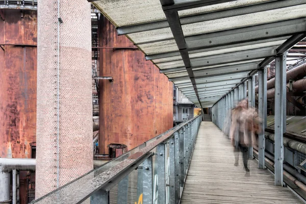 Flou Femme Sur Pont — Photo