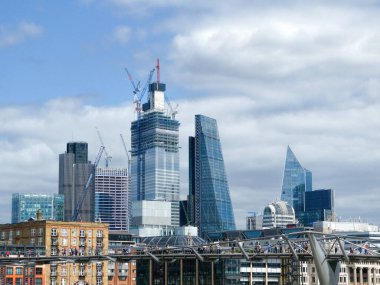 Londra 'daki Milenyum Köprüsü