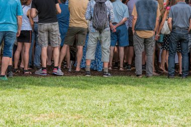 Kalabalık çimlerin üzerinde