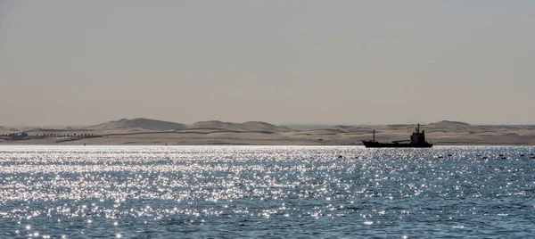 ナミビアのラグーンにあるボートは — ストック写真