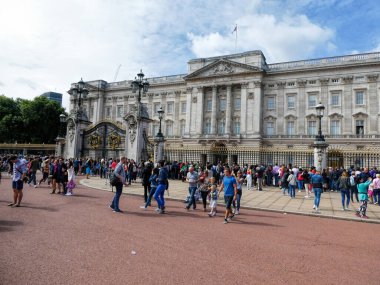 Güneşli günde Buckingham Sarayı