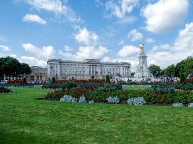 Güneşli günde Buckingham Sarayı