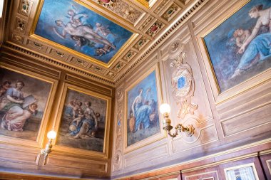 Fontainebleau şatosunun içeriğinin detayları