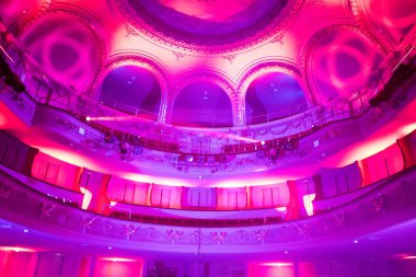 Tiyatroda ışıklar