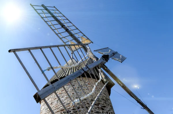 Antiguo molino de viento —  Fotos de Stock