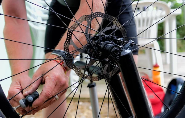 Man inflating bike tire — Stock Photo, Image