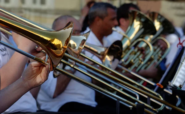 Musician playing trombone — Stock Photo, Image