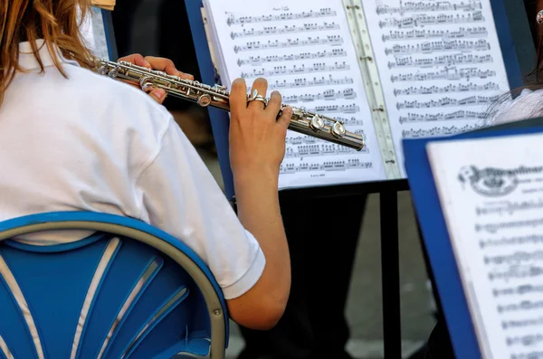 Muzyk grający flet — Zdjęcie stockowe