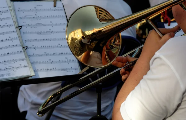 Musiker spielt Posaune — Stockfoto