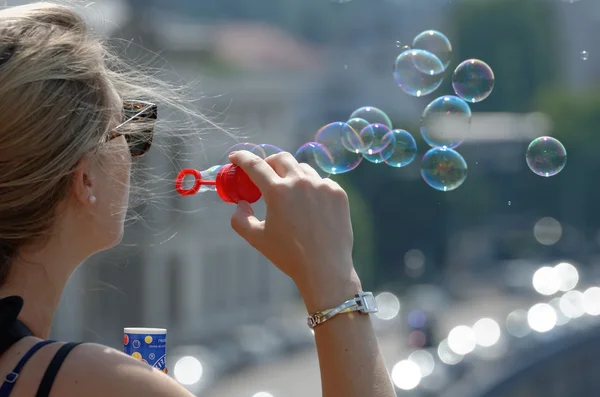 Kvinnliga bubblor och tvål — Stockfoto