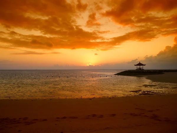 在巴厘岛的海滩上的日落 — 图库照片
