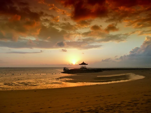 在巴厘岛海滩的日落 — 图库照片