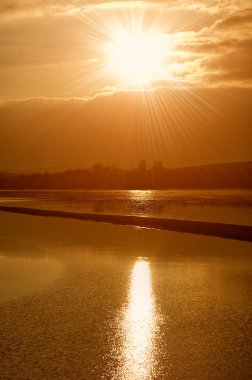 Gün batımında göl