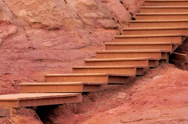Czerwony schody do góry — Zdjęcie stockowe