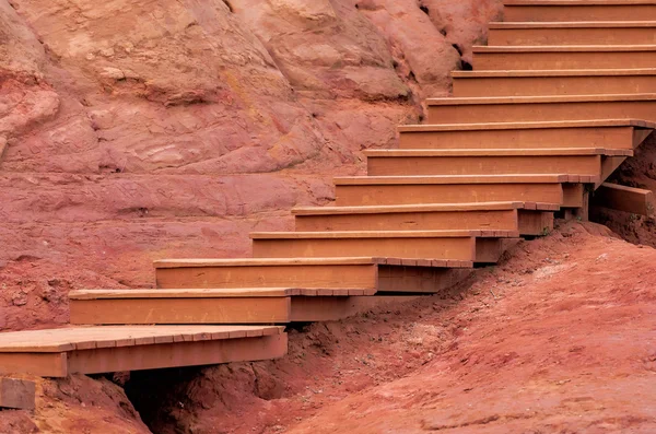 Escalera roja a la parte superior — Foto de Stock