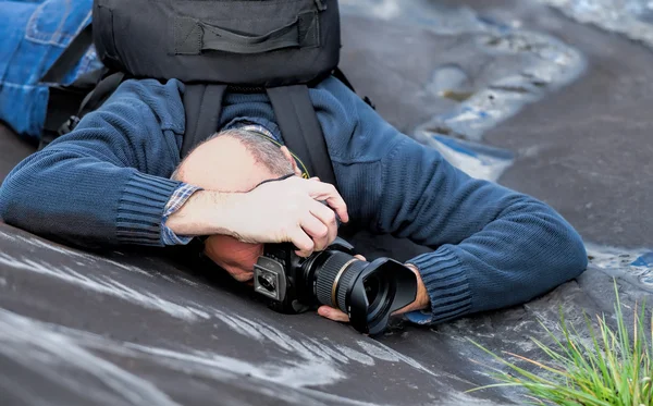 Hombre fotógrafo en acción . —  Fotos de Stock