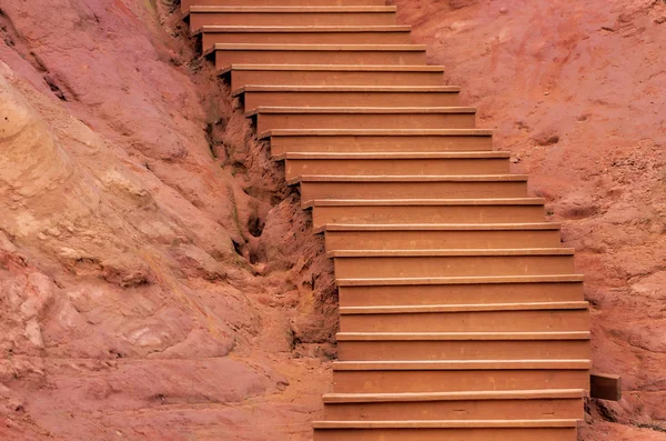 Красная лестница наверх — стоковое фото