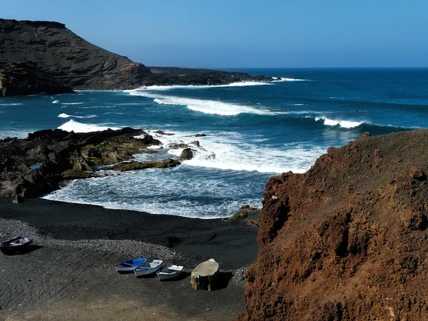 Wulkan i morze w lanzarote — Zdjęcie stockowe