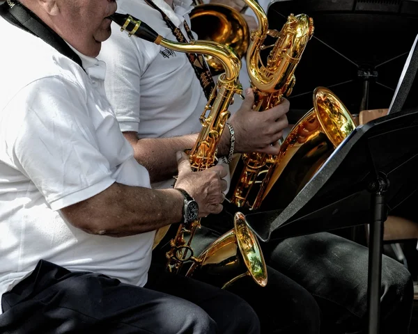 Musians playing on saxophones — Stock Photo, Image
