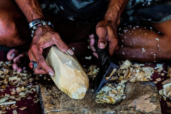 Beeldhouwer van masker in bali — Stockfoto