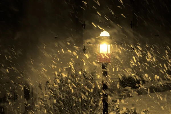Straat lamp en besneeuwde nacht — Stockfoto