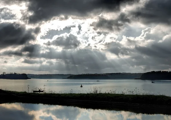 Clouds and sun and lake — Stock Photo, Image