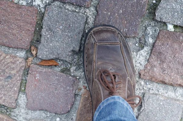 Foto Füße auf dem Bürgersteig — Stockfoto