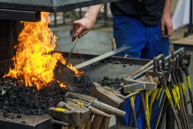 Demirci, aletleri ve demirhanesi.
