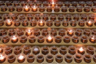 New York 'taki Saint Patrick Katedrali' nde mumlar.