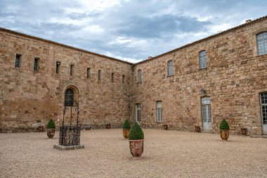 Fontfroide Manastırı 'nın iç avlusu