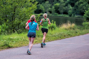 Kadınlar yolda koşu