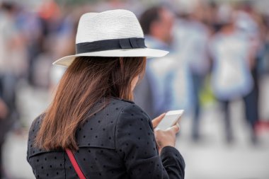 Telefonda yazan kadın.