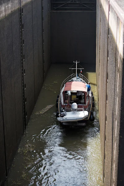 The sluice and the boat — Stock Photo, Image