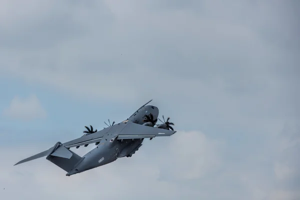 空を飛ぶ飛行機は — ストック写真