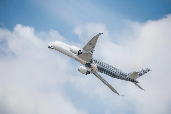 Avion volant dans le ciel — Photo