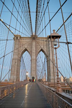 Brooklyn Köprüsü 'nde akşam yürüyüşü