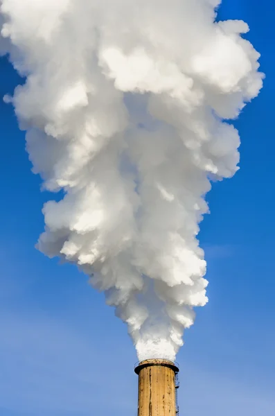 Pollution des cheminées de fumée sur bleu — Photo