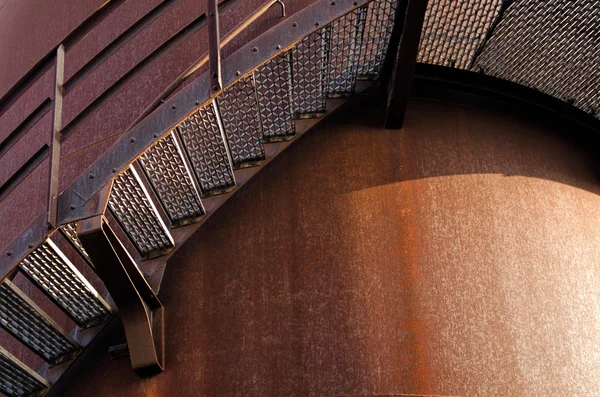 Metal staircase and brown wall — Stock Photo, Image