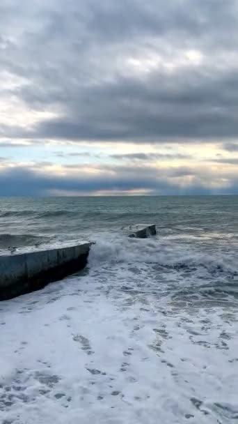 Mar Negro 2021 en invierno en Sochi, Rusia. Un cuerpo de agua junto al océano — Vídeos de Stock