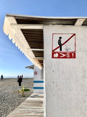 Üzerinde komik işareti olan bir tabela.