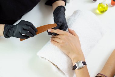 Güzellik salonunda manikürcü müşteriyi tedavi ediyor. Manikür, çivi boyası.