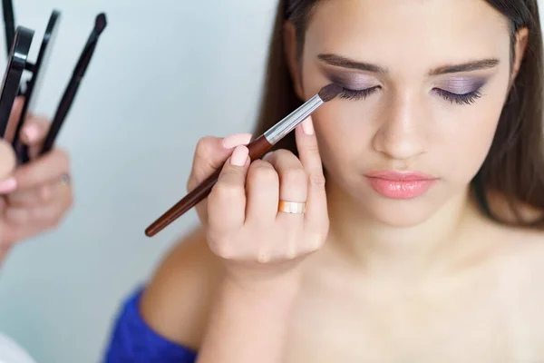 Maquillaje trabajo de artista en su salón de estudio de belleza visage —  Fotos de Stock