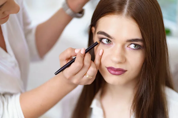 Maquillaje trabajo de artista en su salón de estudio de belleza visage —  Fotos de Stock