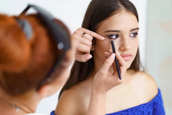 Maquillaje trabajo de artista en su salón de estudio de belleza visage —  Fotos de Stock