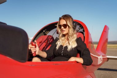 Uçağı süren genç bir kadın.