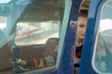 Küçük bir uçakta genç bir bayan yolcu.