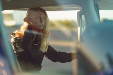 Küçük bir uçakta genç ve güzel bir bayan yolcu var.