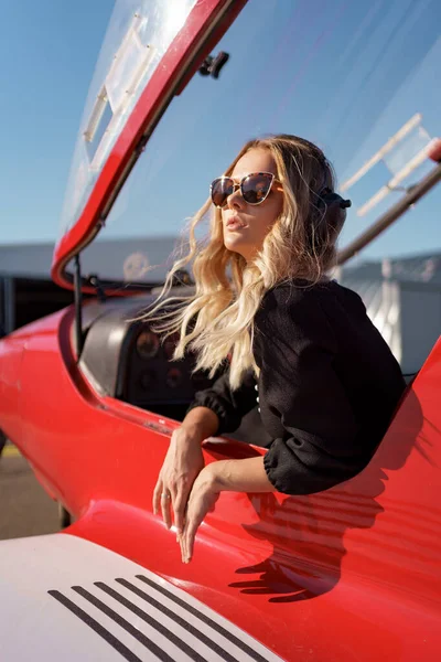 Jonge vrouw die een vliegtuig bestuurt — Stockfoto