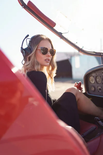 Jovem mulher pilotando um avião — Fotografia de Stock